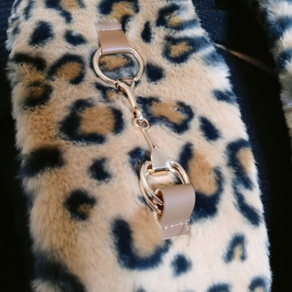 Leopard Faux Fur Scarf with Chain Pull Through - Picture 4 of 4